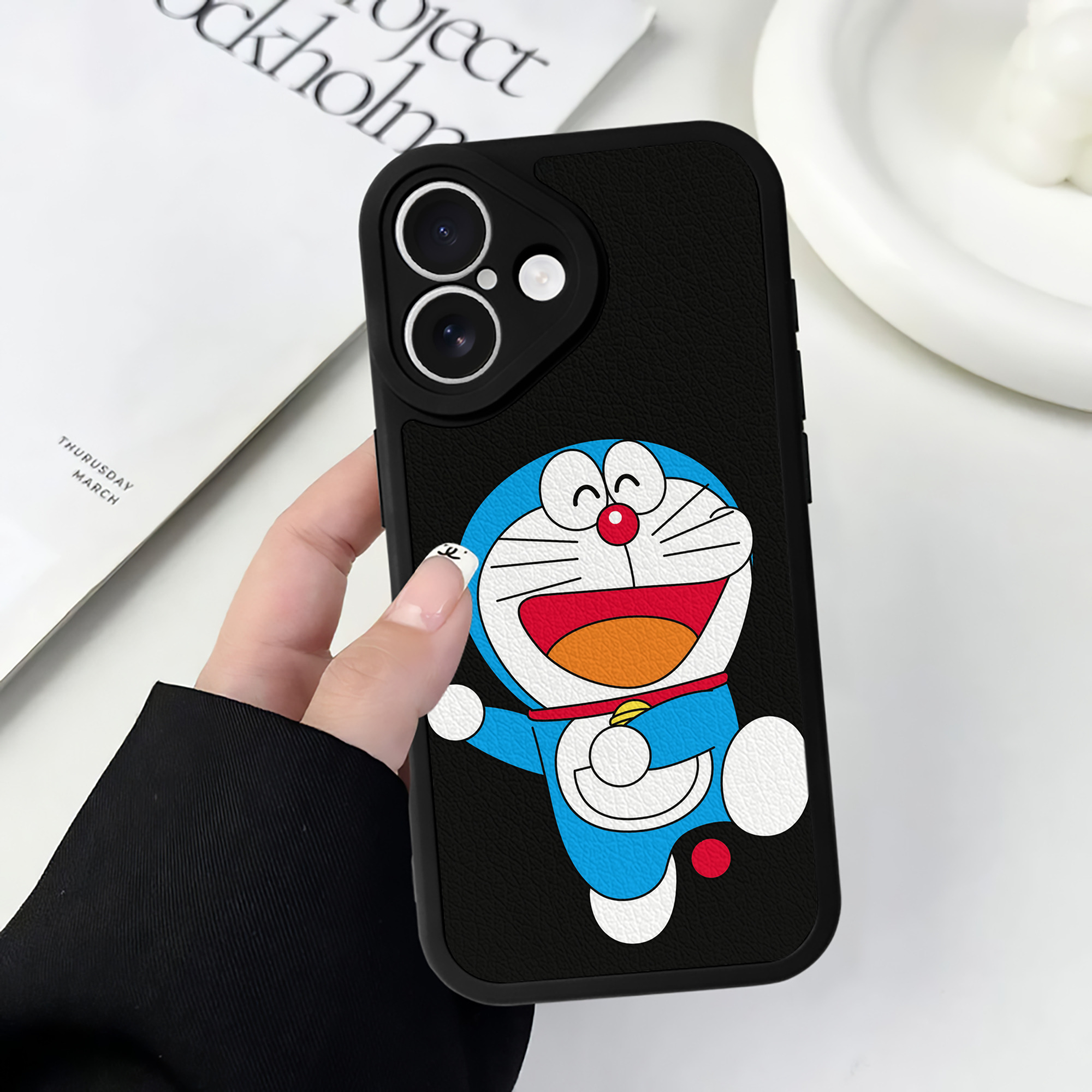 （画像用） ドラえもん Doraemon 【iPhone 16シリーズ対応】シリコンスマホケース（レザー調） 材質：シリコン